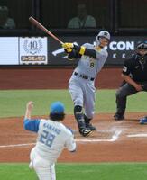 ８回、中越え２ランを放つ佐藤輝（撮影・西岡正）