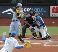 ４回阪神１死、空振りしたボールが手に当たった阪神・佐藤輝明＝エスコンフィールドＨＯＫＫＡＩＤＯ（撮影・西岡正）