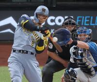 ４回阪神１死、空振りしたボールが手に当たった阪神・佐藤輝明＝エスコンフィールドＨＯＫＫＡＩＤＯ（撮影・西岡正）