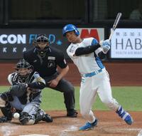 　５回、中前に適時打を放つ万波（撮影・西岡正）