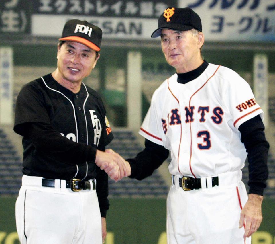 　「ＯＮ対決」の日本シリーズ開幕を前に、健闘を誓い握手するダイエーの王貞治監督（左）と巨人の長嶋茂雄監督＝２０００年１０月