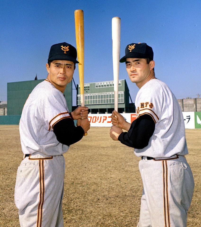 　バットを構える長嶋茂雄（右）と王貞治＝１９７０年２月