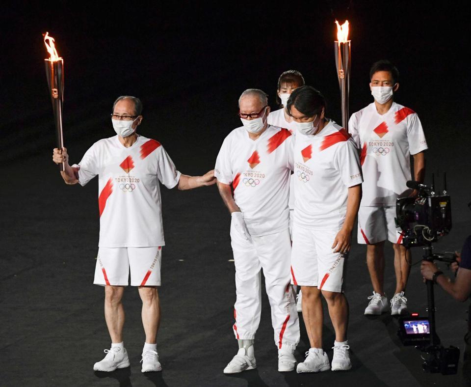 　東京五輪の開会式で王氏（左）、松井秀喜氏（右）と聖火ランナーを務める＝２１年７月