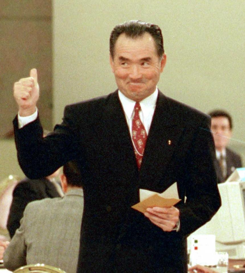 　ドラフト会議で松井を引き当てサムアップポーズ＝９２年