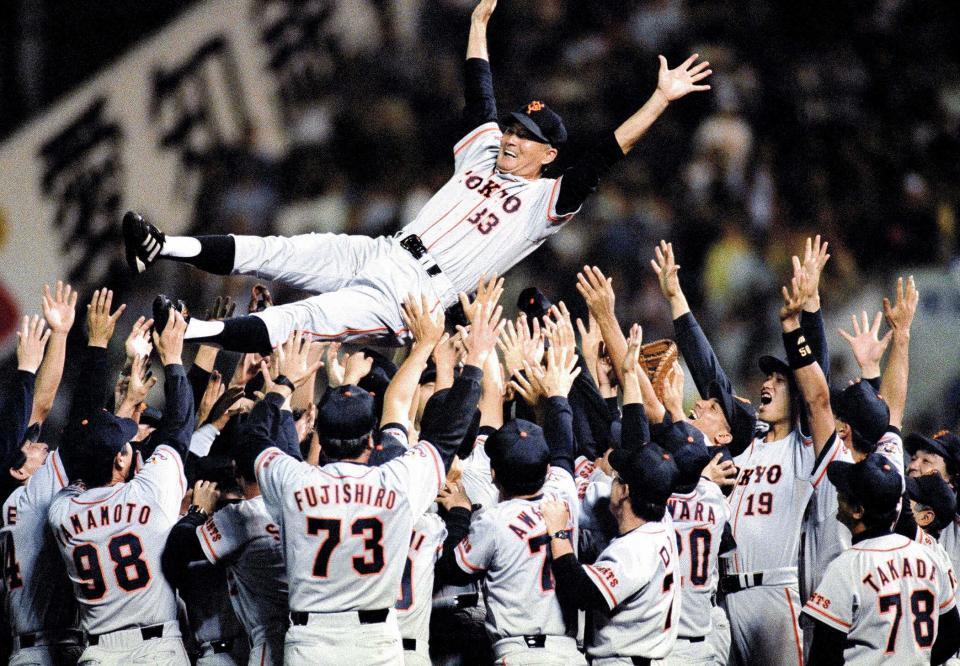 　優勝を決め、ナインに胴上げされる巨人・長嶋茂雄監督＝１９９６年