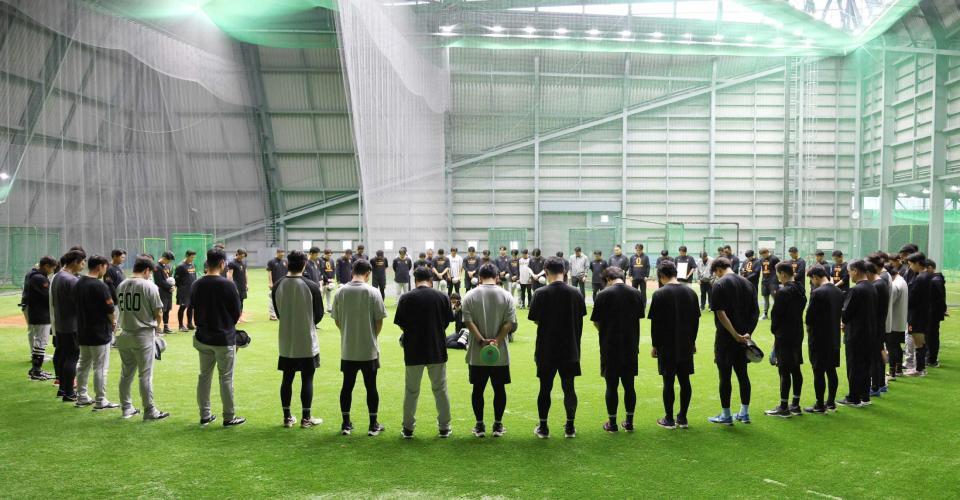 　長嶋茂雄さんを悼み、黙とうする巨人の選手ら