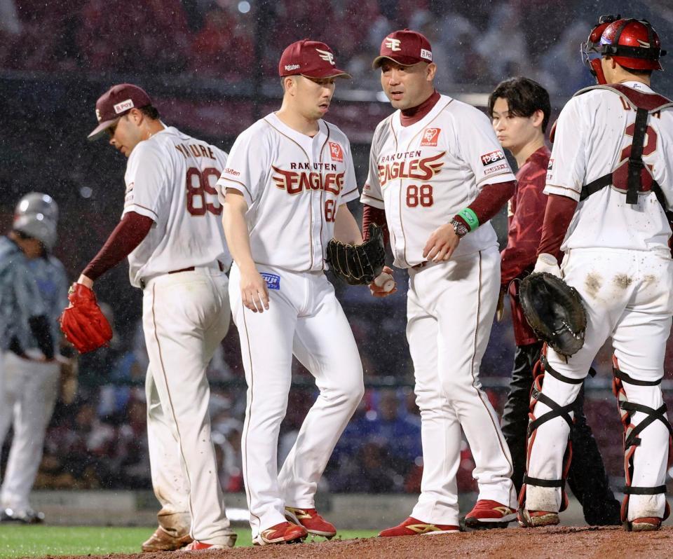 　５回、押し出し四球で勝ち越しを許した楽天先発のヤフーレ（左端）と交代する今野（同２人目）。右は三木監督