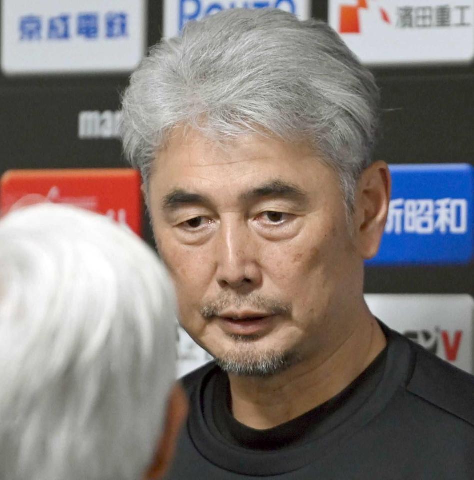 　練習後に取材に応じる吉井監督（撮影・開出牧）