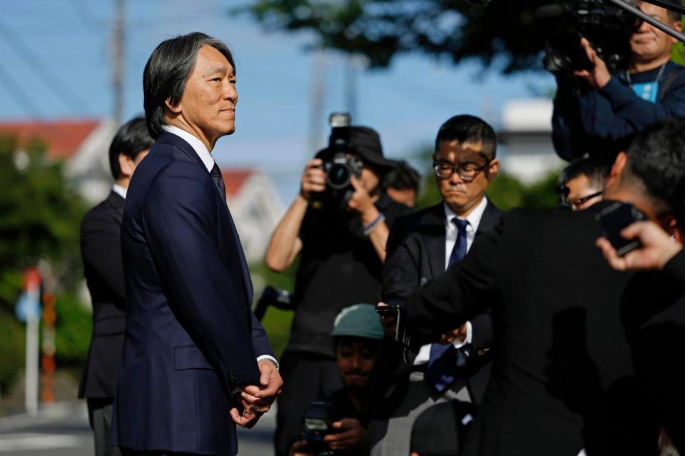 　長嶋茂雄さんの自宅を弔問に訪れ、取材に応じる松井秀喜さん（左端）