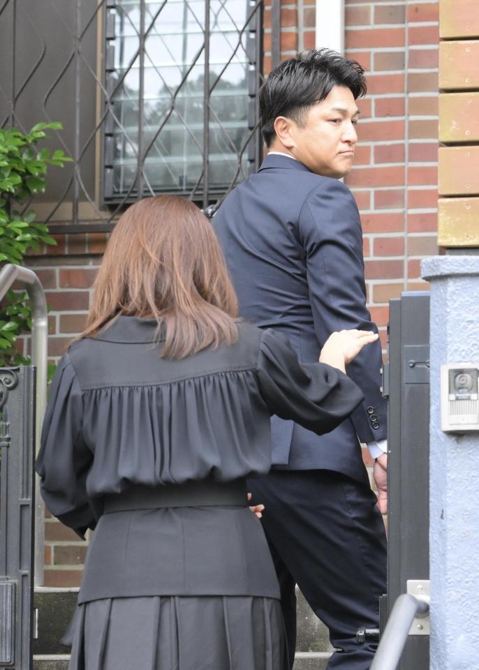 　長嶋茂雄さんの弔問に訪れた高橋由伸夫妻（撮影・伊藤笙子）