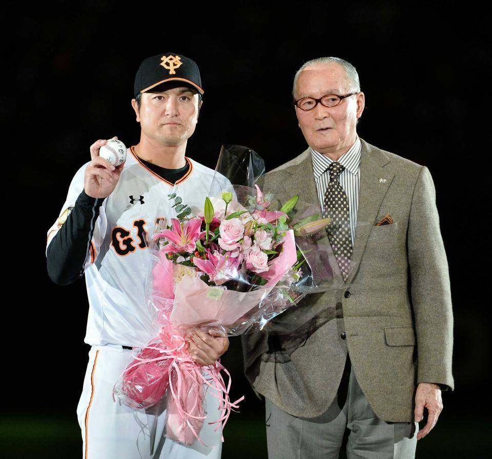 　長嶋茂雄さん（右）から渡されたメッセージ入りのボールを手にする巨人監督時代の高橋由伸氏＝２０１５年１１月