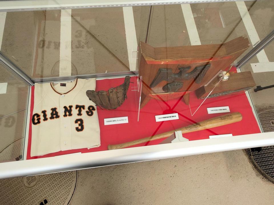 　記帳所に展示された長嶋氏現役時代のバット、グラブ、ユニホームなど