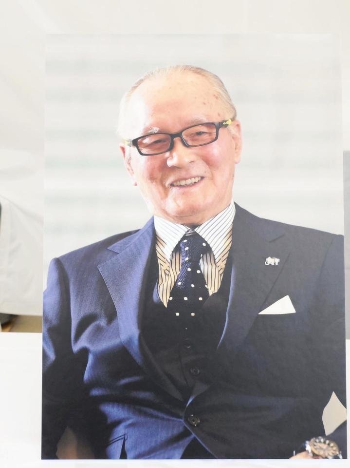 　帳所に設置された長嶋氏の写真