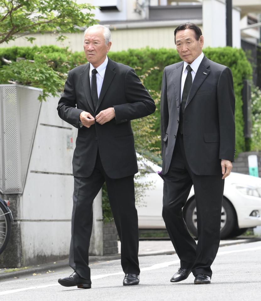 　長嶋茂雄さんの弔問に訪れた青木功氏と里見治氏（撮影・伊藤笙子）