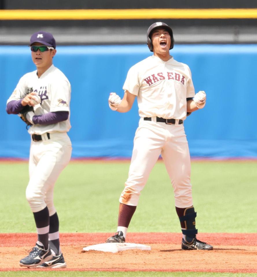 　１回、中前に先制２点適時打を放ち喜ぶ早大・寺尾拳聖（撮影・金田祐二）