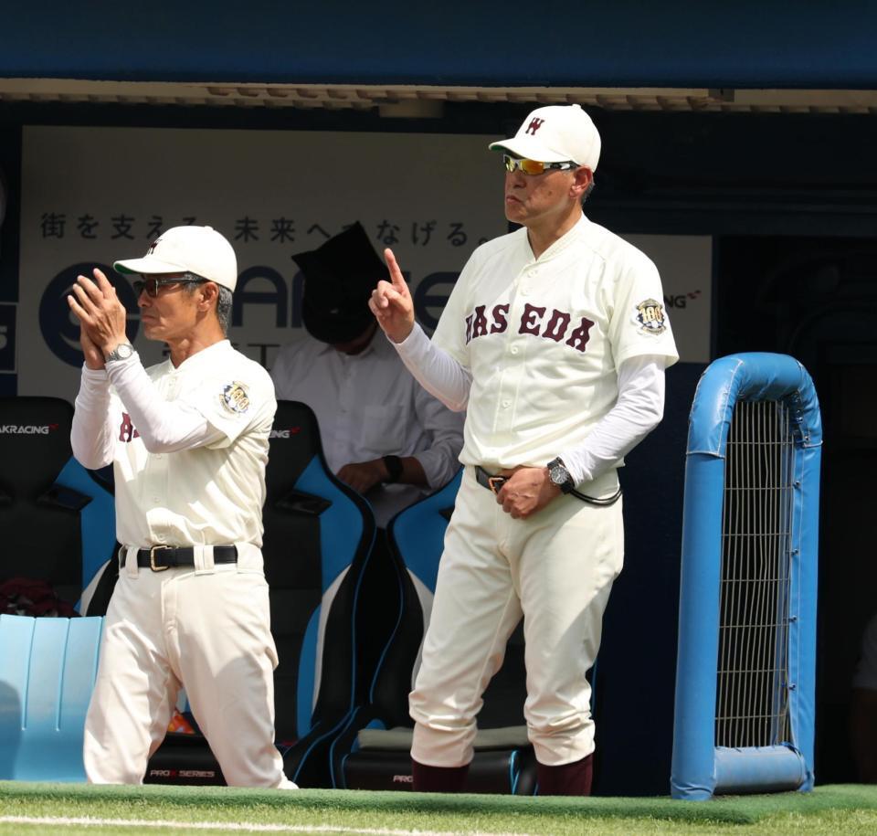 　ベンチで指揮を執る早大・小宮山悟監督（撮影・金田祐二）