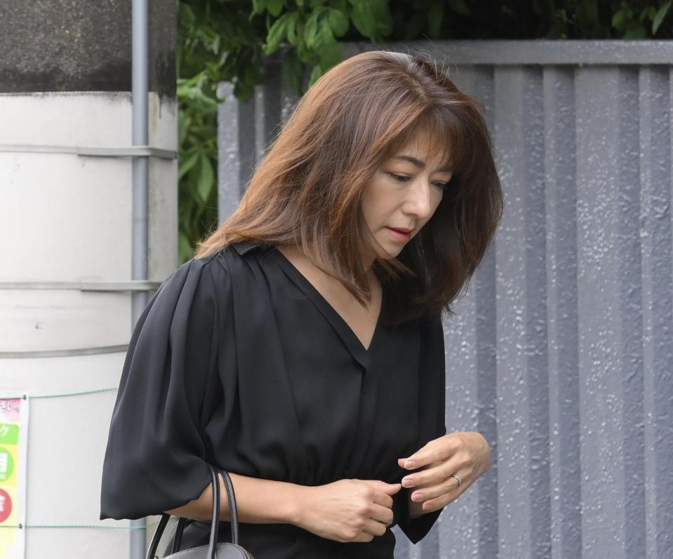 　長嶋茂雄さんの弔問に訪れた高橋由伸氏の妻・麻衣さん（撮影・伊藤笙子）