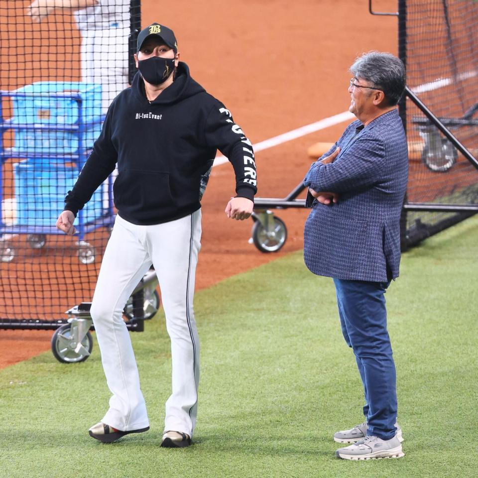 試合前、亀山つとむ氏（右）と談笑する新庄監督（撮影・中島達哉）