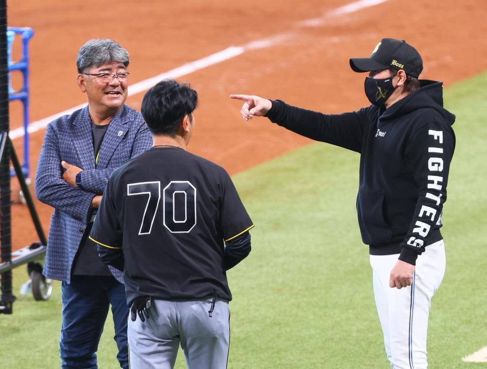 試合前、亀山つとむ氏（左）、田中内野守備走塁コーチ（中央）と談笑する新庄監督（撮影・中島達哉）