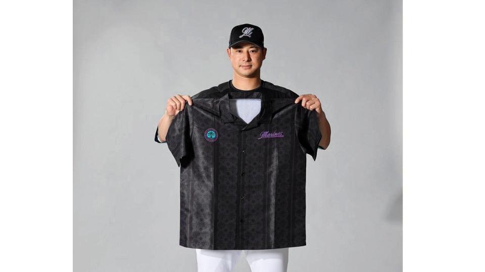 アロハシャツを手にする藤岡