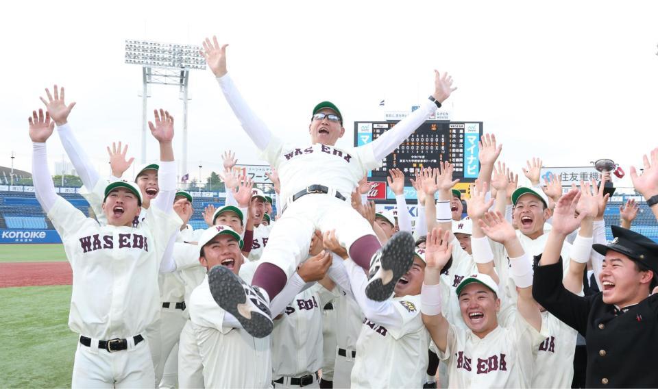 　ナインに胴上げされる早大・小宮山悟監督（撮影・金田祐二）