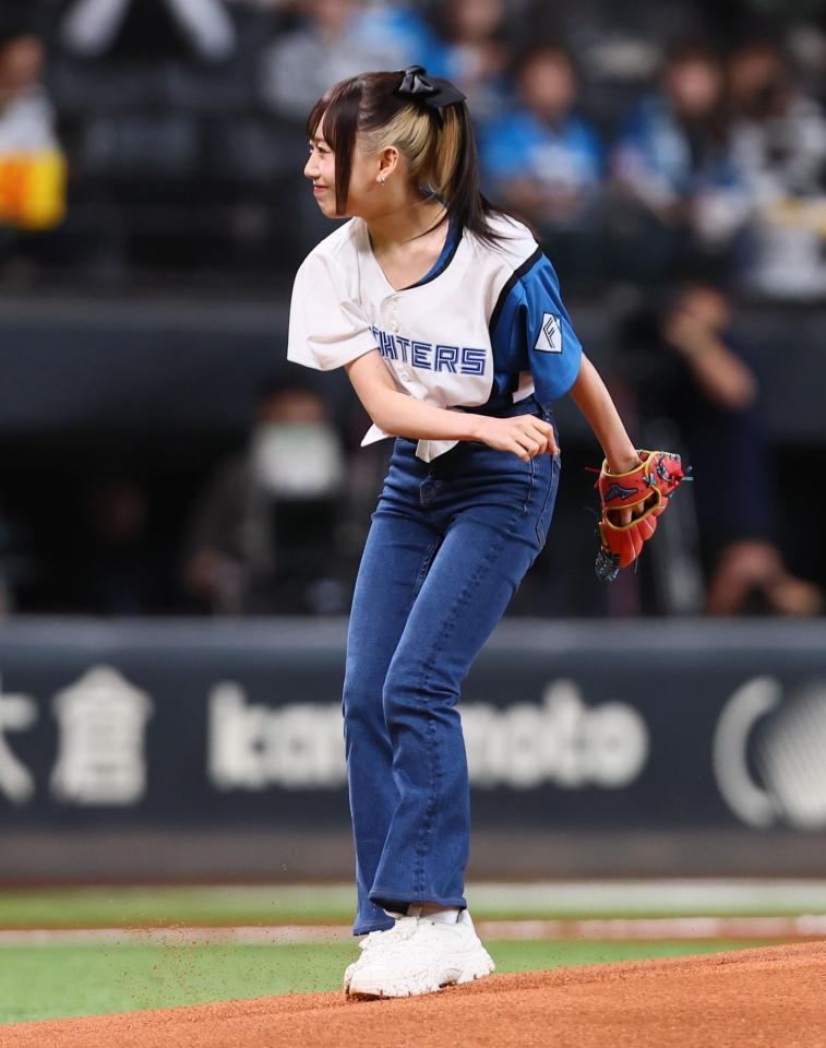 ファーストピッチセレモニーで投球し、笑顔を見せるＭＥ：Ｉ・ＫＥＩＫＯ（撮影・中島達哉）