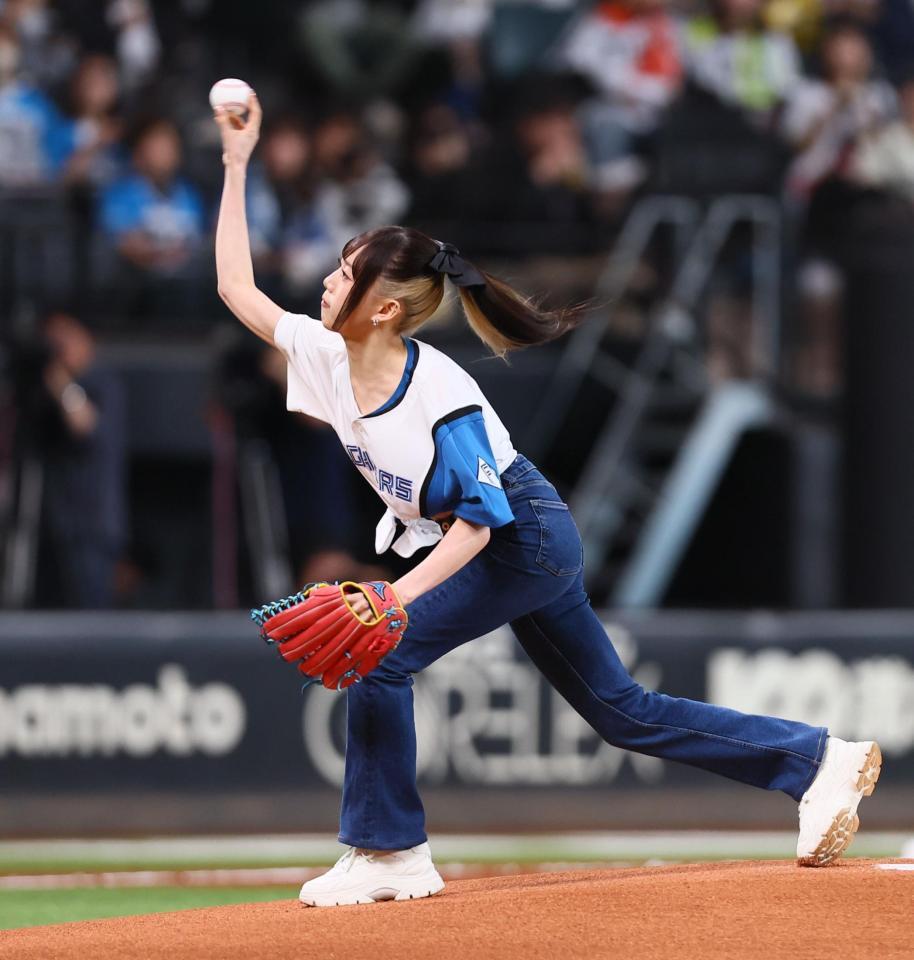 　ファーストピッチセレモニーで投球するＭＥ：Ｉ・ＫＥＩＫＯ（撮影・中島達哉）