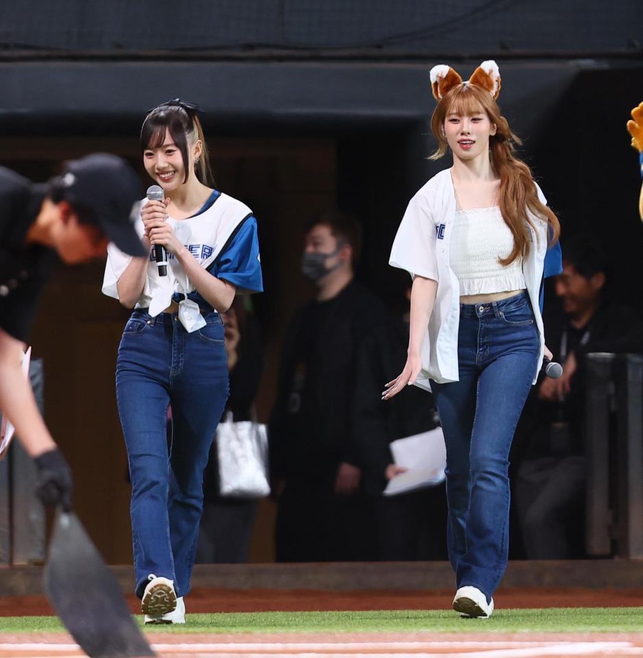 　ファーストピッチセレモニーに登場したＭＥ：ＩのＫＥＩＫＯ（左）とＡＹＡＮＥ（撮影・中島達哉）