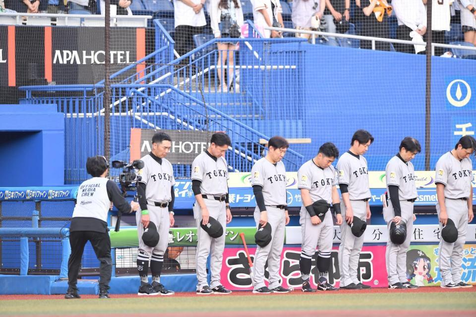 試合前、黙とうする阿部監督（左端）ら巨人ナイン（撮影・開出牧）