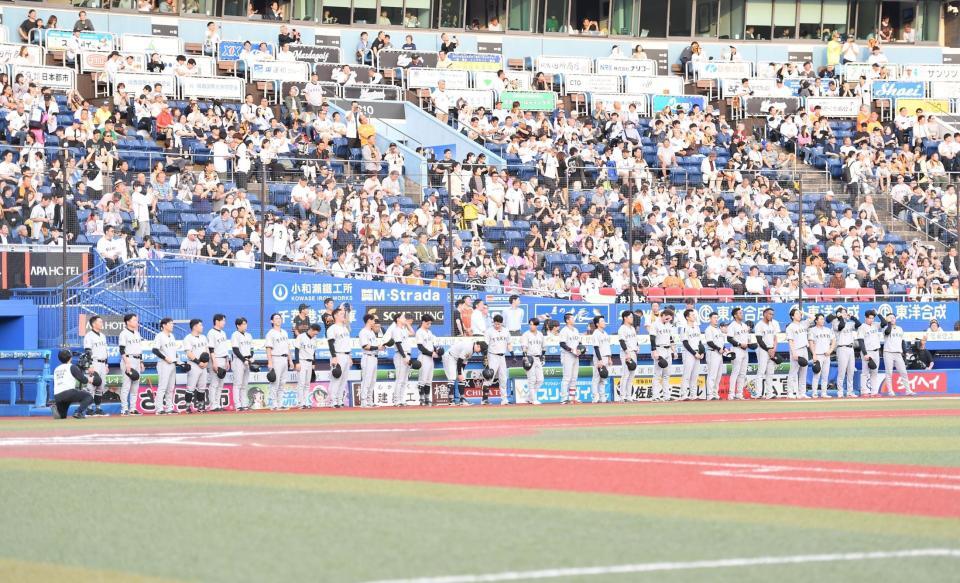 試合前、黙とうする阿部監督（左端）ら巨人ナイン（撮影・開出牧）