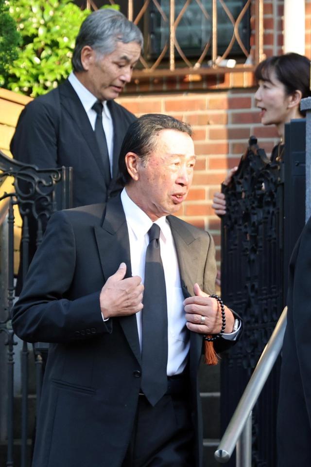 　弔問を終え、長嶋茂雄さんの自宅を出る篠塚和典さん（手前）と定岡正二さん。奥右は長島三奈さん