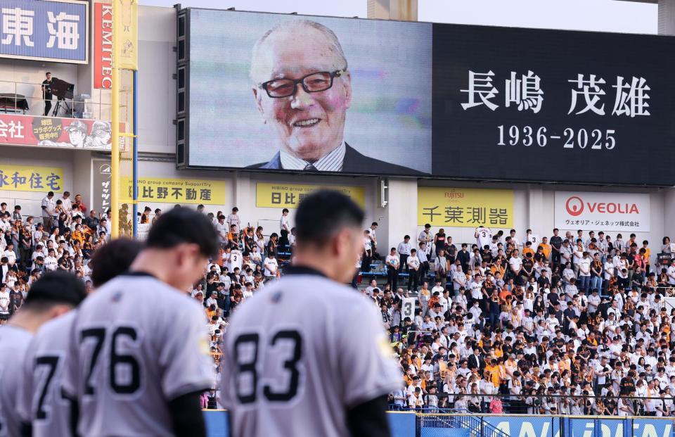 試合前、長嶋茂雄さんを悼み黙とうする阿部監督（手前右）ら