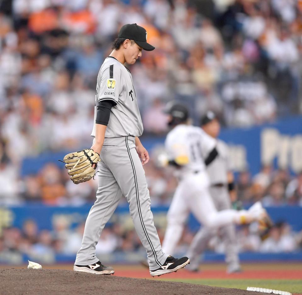 　２回、山本（後方）に先制の右越えソロ打たれた井上（撮影・開出牧）