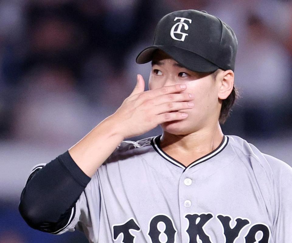 ５回を終え、ベンチに戻る井上