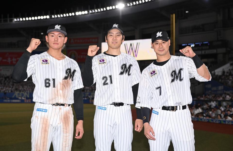 　移籍後初勝利を挙げガッツポーズを決める石川柊（中央）。左は先制ソロの山本、右は２ランを放った藤岡（撮影・開出牧）