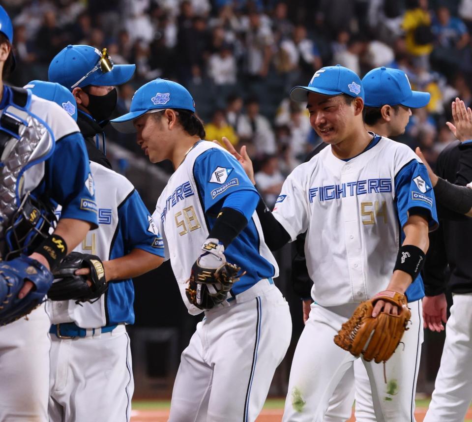 　阪神に勝利を挙げ、山県（右から２人目）らを迎える新庄監督（撮影・中島達哉）