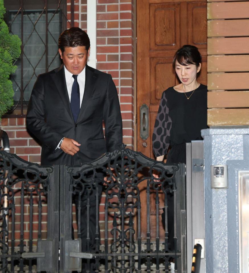 　長嶋茂雄さんの弔問に訪れた松坂大輔氏（左）と見送る長島三奈さん（撮影・石井剣太郎）