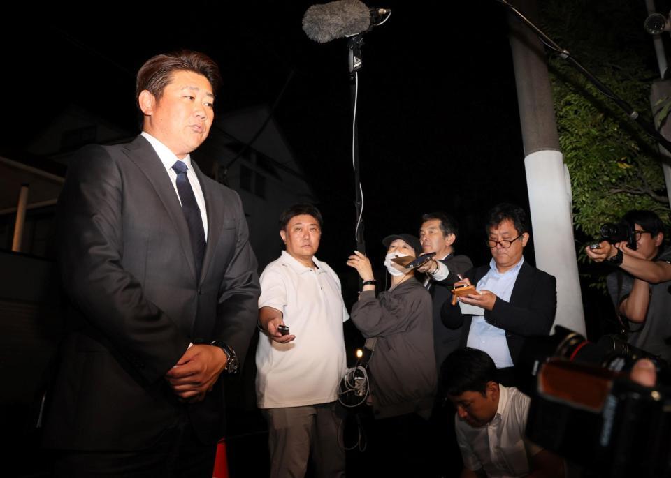 　取材に応じる松坂大輔氏（左）＝撮影・石井剣太郎