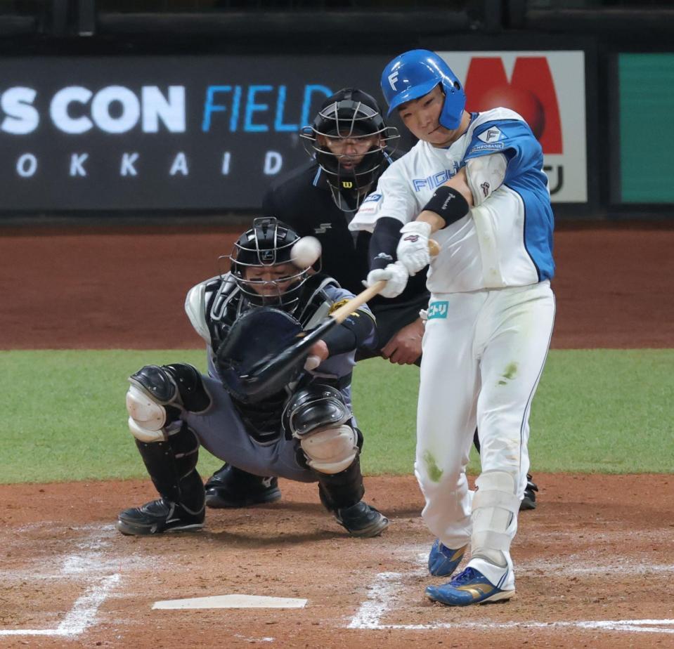 ４回、勝ち越し２ランを放つ山県（撮影・西岡正）