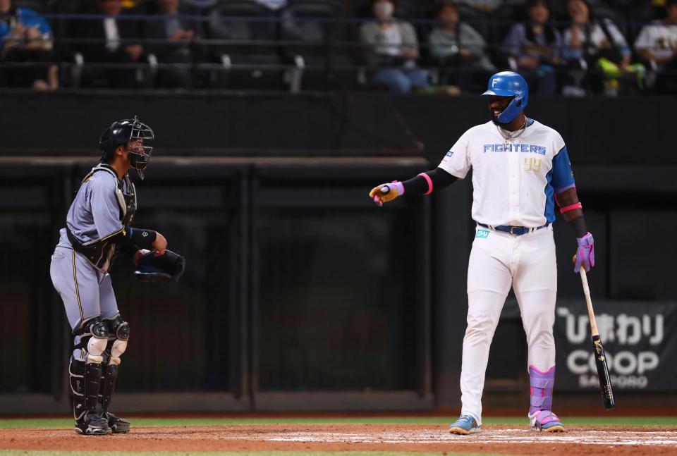 　７回、打席に入る前に梅野（左）と言葉を交わすレイエス（撮影・中島達哉）