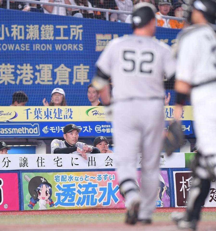 ９回、代打・リチャード（５２）が見逃し三振に倒れ、ベンチでがっくりの阿部監督（後方）＝撮影・開出牧