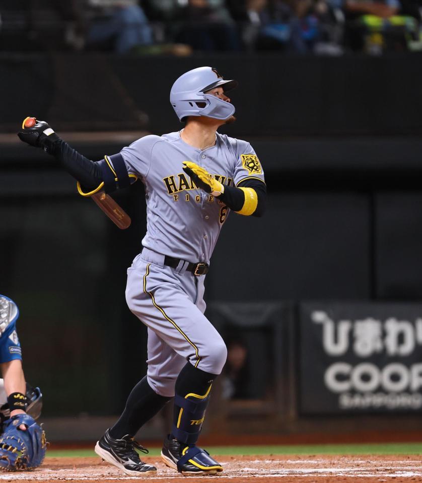 　８回、２ランを放つ佐藤輝（撮影・中島達哉）