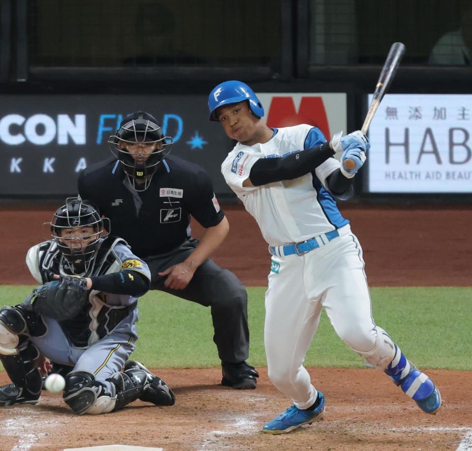 　５回、中前に適時打を放つ万波（撮影・西岡正）
