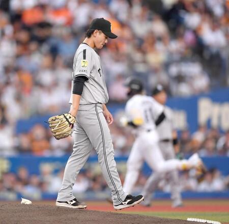 　２回、山本（後方）に先制の右越えソロ打たれた井上（撮影・開出牧）