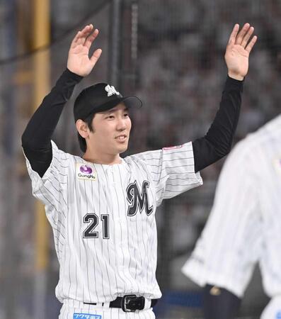 　移籍後初勝利を挙げファンの祝福に応える石川柊