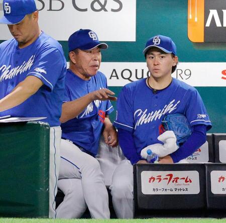 ５回、降板した三浦（右）に話しかける井上監督（中央）