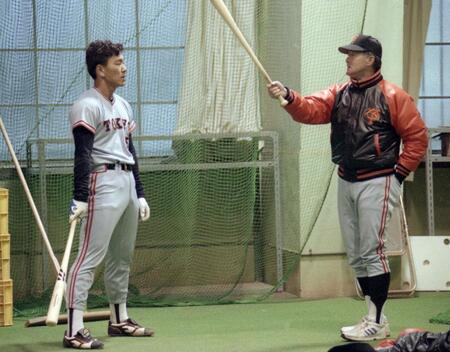 　バットを手に松井を直接指導する長嶋監督＝９３年３月、甲子園室内