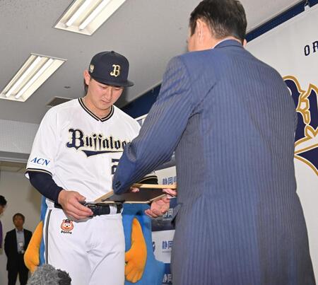 　鈴木康友静岡県知事（右）から「静岡ＰＲ大使」の委嘱状を受け取る紅林（撮影・西田忠信）