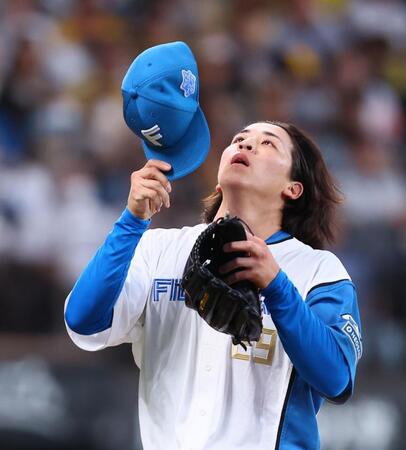 　１回、押し出し四球と適時打で先制を許し、ベンチに戻る細野（撮影・中島達哉）