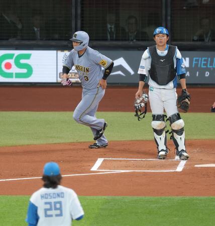 　１回、押し出し死球を選ぶ大山（撮影・西岡正）